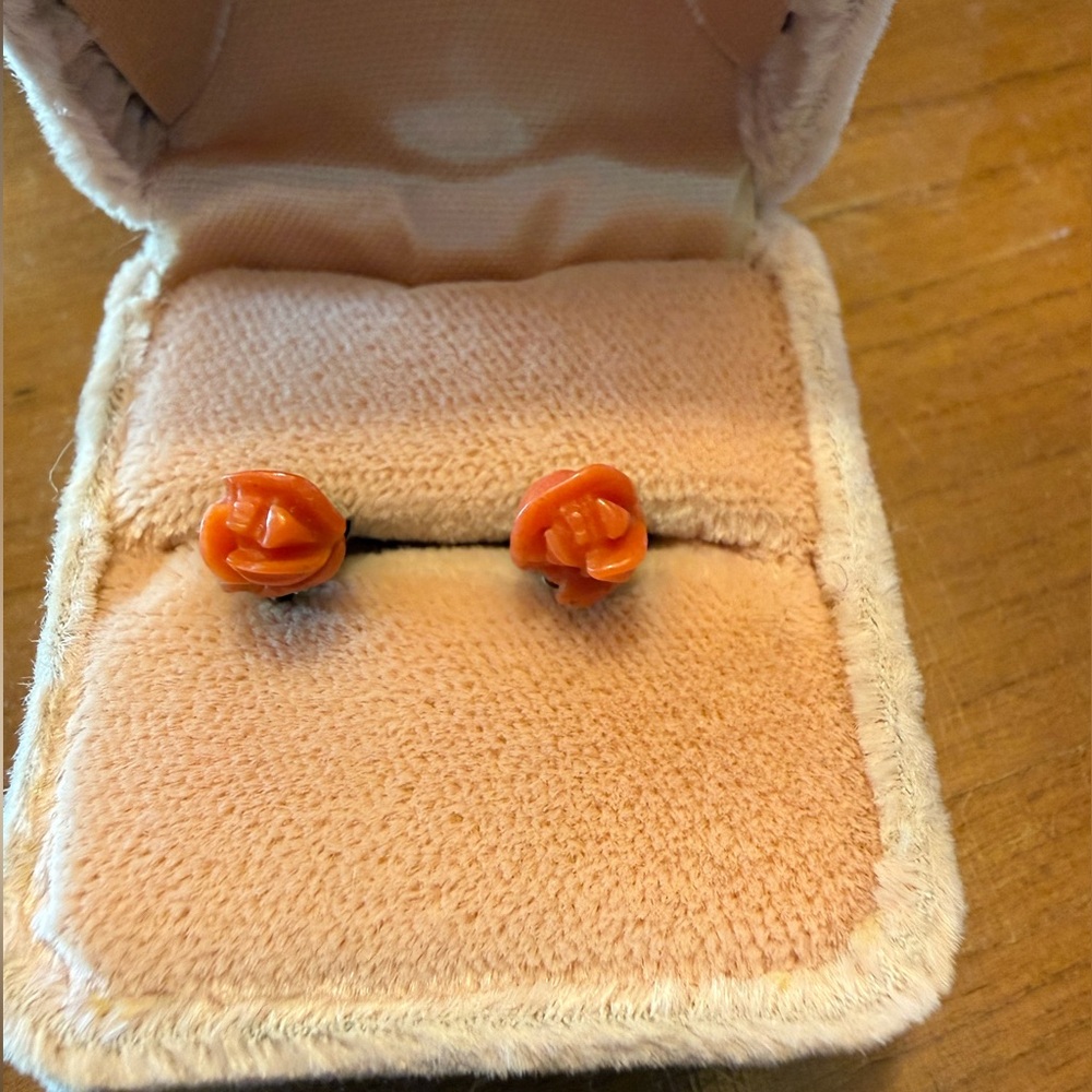 VINTAGE 1970s Italian Coral Carved Flower Earrings